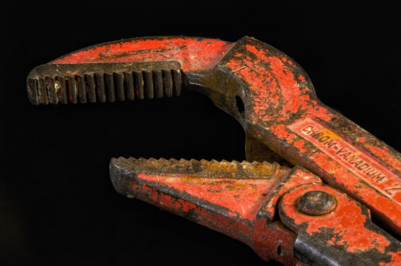 plombier-CARNOULES-min_pipe-wrench-318084